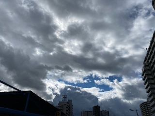 雲の多い空