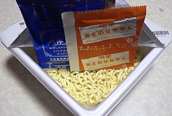 5/18発売 175° DENO 汁なし黒ごま担担麺（内容物）