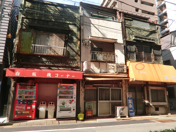 日本橋本町四丁目の看板建築 モノトーンの床屋 風見鳥のあるカフェ ふらつく足元 見通せない日々