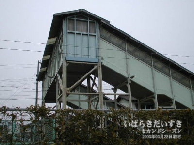 筑波鉄道のホームがあった頃は、あそこから手前に通路が伸びていたらしい。
