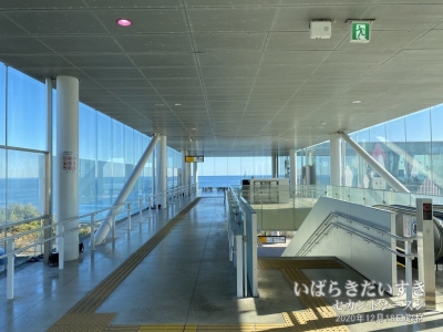 JR日立駅 / ガラス張りで太平洋が広がる。