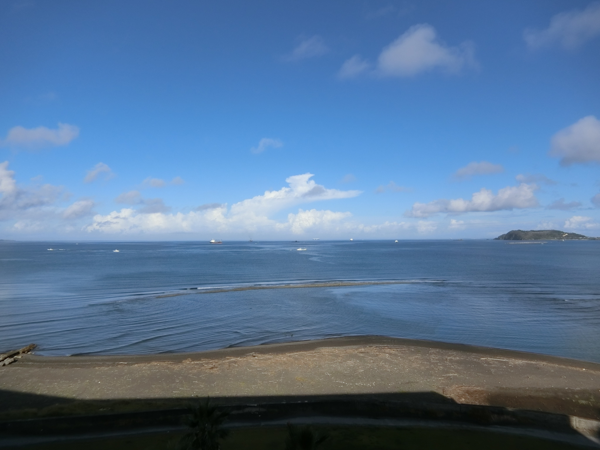館山便り 館山湾に潜水艦 そして虹 千変万化する海風景 雲はともだち 白い波 青い風