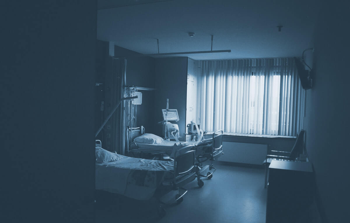 病院 ベッド 主人公ジョンにとっての薄明の時間 Photo by Daan Stevens on Unsplash