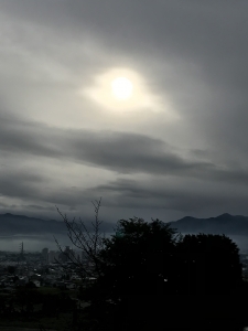 雲間の朝日