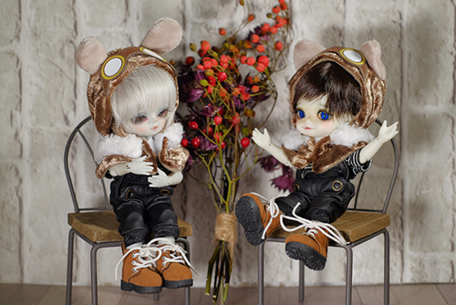 WITHDOLL、Happy Ending Story - Wolf Rudyのルディと、WITHDOLL、Halloween Limited Edition / Black Cat / Butler Pookyのキオ。スチームパンク風のねこさんのケープを着てみました。