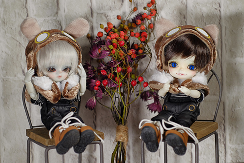 WITHDOLL、Happy Ending Story - Wolf Rudyのルディと、WITHDOLL、Halloween Limited Edition / Black Cat / Butler Pookyのキオ。スチームパンク風のねこさんのケープを着てみました。