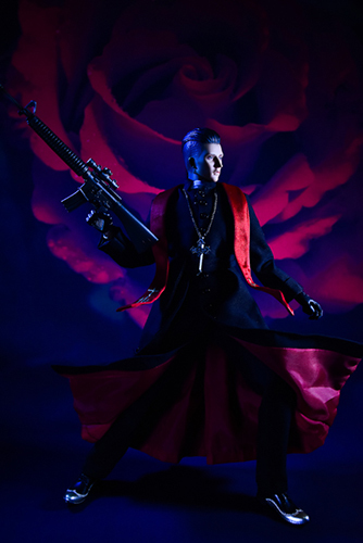 ツバキアキラが撮った、RingtoysのPriest K。薔薇を背景に、機関銃を構える、Priest K。