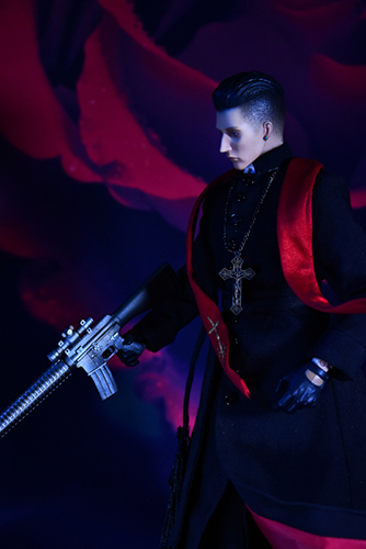 ツバキアキラが撮った、RingtoysのPriest K。薔薇を背景に、機関銃を構える、Priest K。