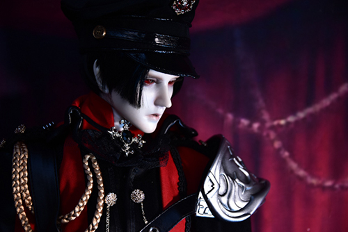 ツバキアキラが撮った、「帝都物語」の加藤保憲としてお迎えした、Ringdoll、Dracula-Style B。加藤には、赤い軍服がよく似合う。