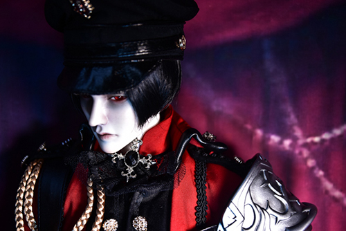 ツバキアキラが撮った、「帝都物語」の加藤保憲としてお迎えした、Ringdoll、Dracula-Style B。加藤には、赤い軍服がよく似合う。