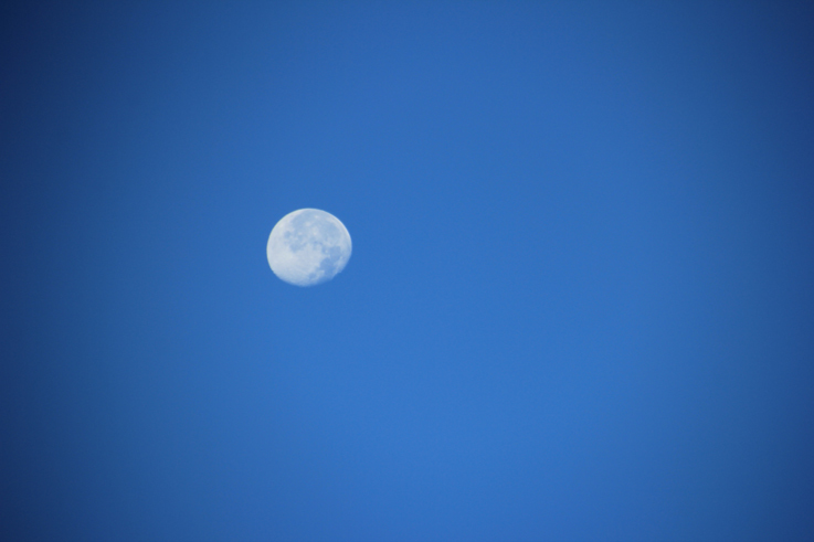 ハワイから見た青空と月