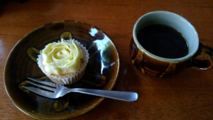 バラのカップケーキ＆コーヒー