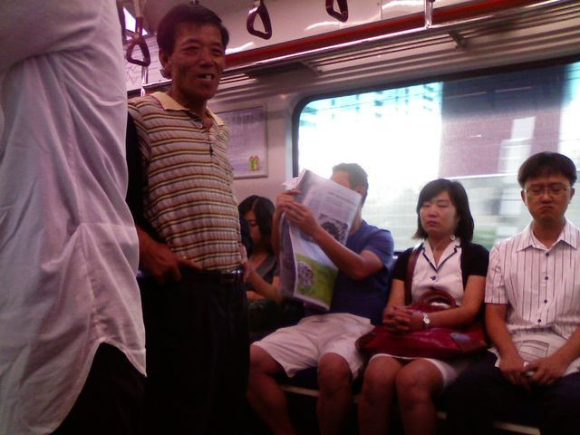 電車の中でわけわからないことを喋っている人。（このような人に出くわすことは珍しくない、座っている人の表情に注目！ｗ）